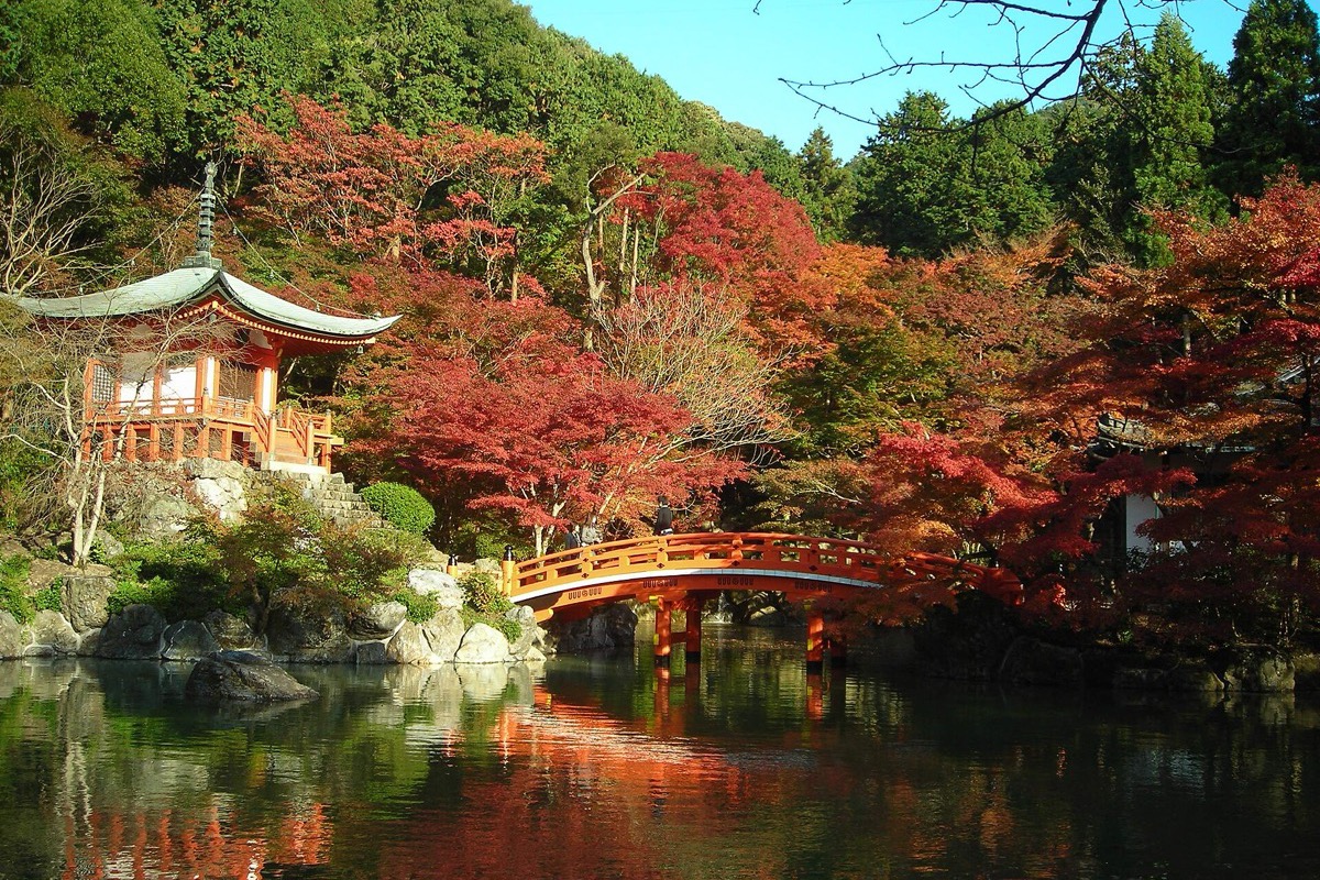 Red autumn maples around the temple pond at Daigo-ji, Kyoto